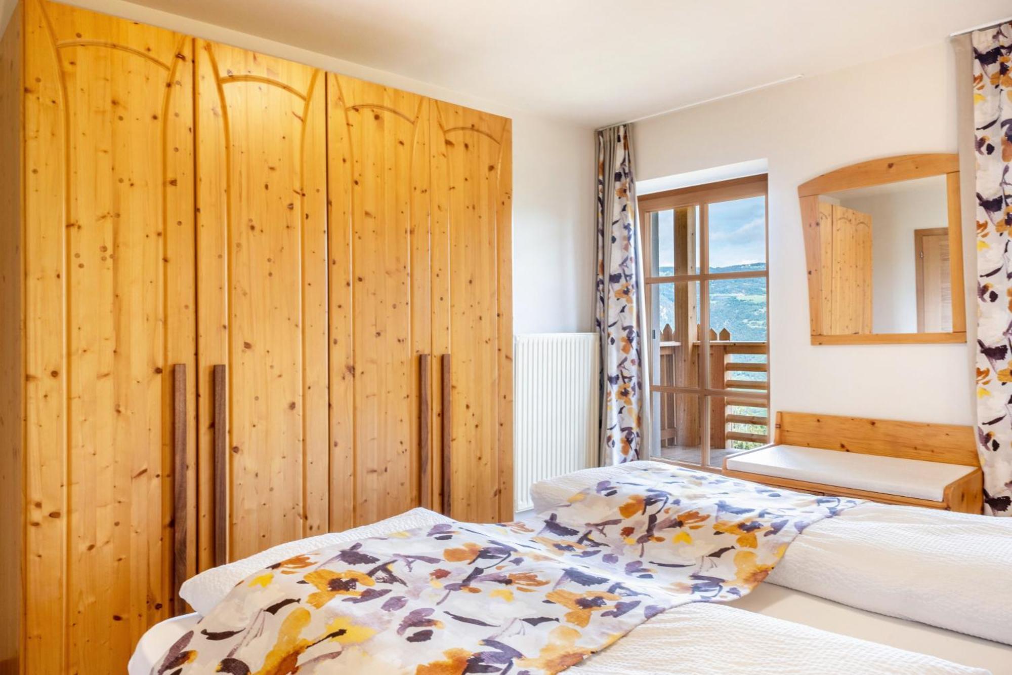 Haensel Und Gretel Schlosshof Umes Exterior foto